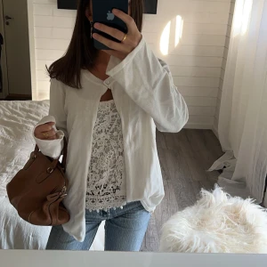 Kofta med knapp - En super söt kofta med knapp vid halsen från design by si🍂🍁