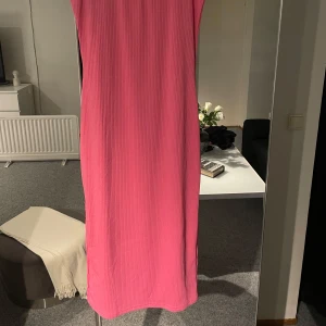 Rosa klänning - Säljer denna rosa klänning då den aldrig är använd💗 väldigt strechig så passar de flesta storlekarna