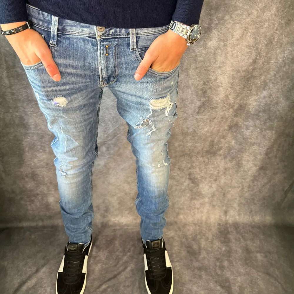 // Replay anbass jeans | Storlek W30/L34 (passar W30/L32) | Benlängd: 109cm / Midja: 39cm | Nypris runt 1800kr | Kontakta för fler frågor eller funderingar // Deluxecloset. Jeans & Byxor.