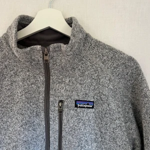 Patagonien fleecetröja  - Fleece i storlek L och jättefint skick! Perfekt på helgpromenaden, under skaljackan i skidbacken eller matcha med jeansen på kontoret. Nypris 1700kr