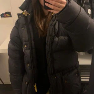 Fjällräven jacka - Svart Fjällräven jacka i storlek XS. I bra skick bortsett från två små hål (se sista två bilderna) därav priset💕 den tjockare modellen, så den är större i storleken😊