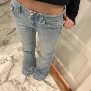 Jeans - Dess supersnygga lågmäldaste jeans är nu till salu! 