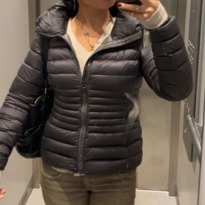 Colmar jacka  - Jackan är i bra skick och är väldigt sparsamt använd!  42 i italiensk storlek, skulle säga att den passar 34-38 (XS, S, M) beroende på hur man vill att den ska sitta.  Sitter jätte fint på då den är figursydd. Dun & fjäder fodrad så värmer  jättebra