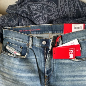 Helt nya Disel Jeans - Helt nya med prislapp kvar! Storlek32-34 . Nypris 2000 kr! Helt oanvända! 