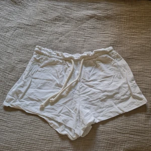 Vita tygshorts  - Vita tygshorts från hm använd bara några gånger 😊