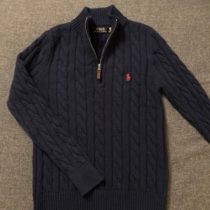 Ralph Lauren zip - Säljer min Ralph Lauren quater zip tröja då den är för liten för mig. Den är äkta utan några defekts. Bara att skriva om funderingar