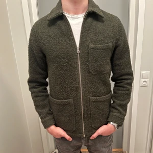 Overshirt från A days march - Superskön och snygg overshirt från A days march. Använd men i mycket gott skick. Säljer pågrund av att jag varit dålig på att använda den. Storlek S. Normal i storleken.  Tveka inte på att ställa frågor eller be om fler bilder. Skickar på post och kan eventuellt mötas upp om det passar. 