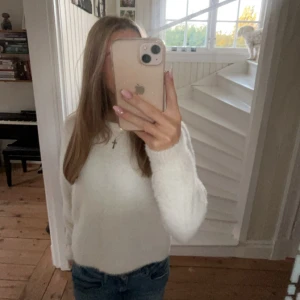 Mysig stickad tröja 💞 - Skit gosig vit stickad tröja 💞den är från hm används inte längre lite kortare än vanligt men går ner till byxkanten! Passar xxs-xs