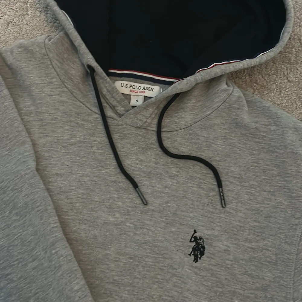 Säljer nu denna Polo hoodie då den är för liten. Storlek S sitter mer som M. Inga defekter eller liknande. Pris kan diskuteras. Hör av er vid funderingar🙌🙌. Hoodies.