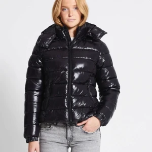 Lager 157 jacka - Säljer den helt nya lager 157 jackan. Helt oanvänd och prislapp kvar. Slutsåld och svår att få tag på därav priset. Men priset kan diskuteras💕(säljer även en i xs så kolla min profil)!!!