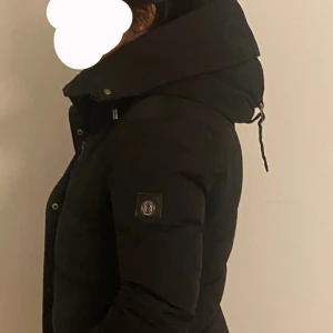 Hollies subway jacka - Hollies jacka stl 38 stor fluffig päls som knappt används medföljer, önskar ni bilder på den så kan jag skicka privat.