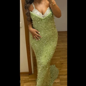 Grön Kosovo klänning - Grön Kosovo klänning från edinjaha❤️ Handsydda kristaller över hela klänningen.  Snörning där bak som man kan justera utifrån din kroppsform. Kristallbandet är bortagbar, om man skulle föredra utan.  Nypris 9000kr Säljer 3600