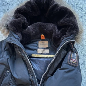 Parajumpers vinterjacka black edition  - Otroligt varm och bekväm jacka, 8/10 skick. 