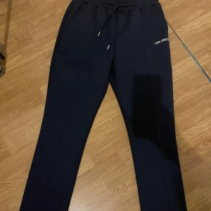 Les Deux byxoor - Hej! Säljer dessa fräscha marinblåa Les Deux byxor i storlek:S, tyg 92% polyester och 8% elastan, cond 10/10 inga defekter💫 Nypris cirka 1200kr mitt pris 800kr 🛑pris inte hugget i sten 🛑      Hör av er vid frågor och funderingar! //Daahlgren.resell😊