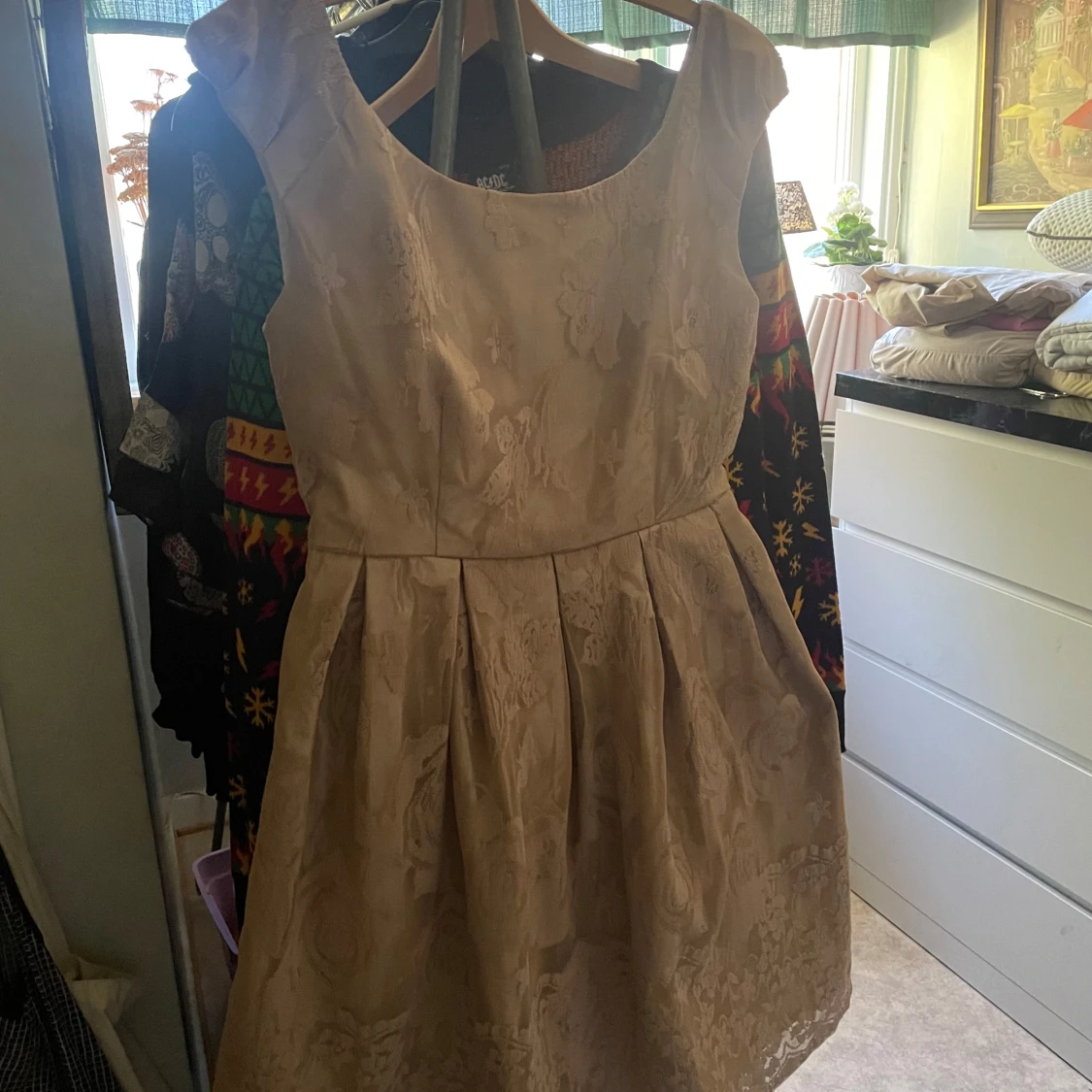 Vacker guldbeige klänning 