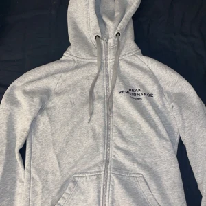 peak performance  - peak performance hoodie, säljer då den inte kommer till användning längre 