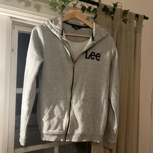 Lee hoodie - Snygg grå lee hoodie. Sitter bra och skönt. Passar dig mellan 170-175 cm