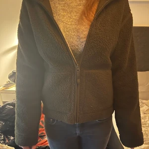 Grön teddyjacka  - Köptes alldeles nyss så den är heeelt oanvänd, endast testad. Eftersom att den är helt ny bara att jag klippte av prislappen, och att den är så efterfrågad utav många så säljer jag den för nypris! Pris kan diskuteras!! Så mysig till hösten 🍂❤️