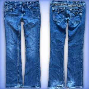 Miss me jeans - Ett par fina bootcut och lågmidjade miss me jeans💙 Slitna längst ner Innerben: 83cm Midjemått tvärs över: 38,5cm