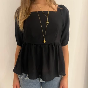 Blus  - Söt blus/topp med knyte i ryggen. Köpt på Vera Moda och använd ca 2 gånger💓nypris 500