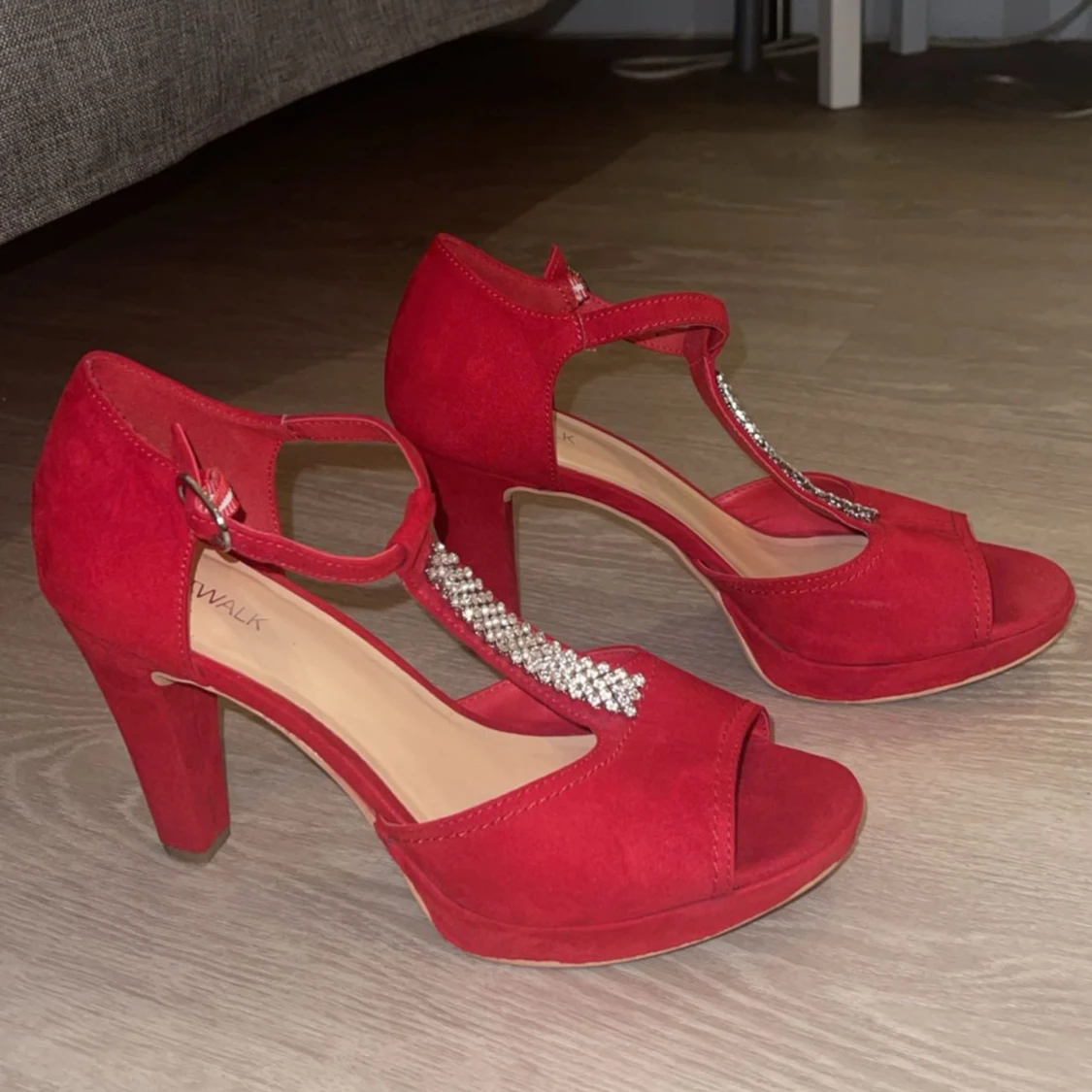 Röda klackskor med strassdetaljer - 93