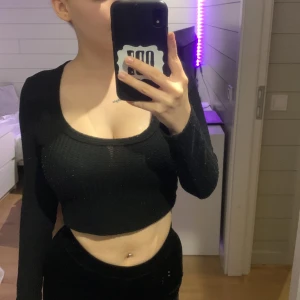 Svart croppad långärmad tröja  - Säljer min svarta långärmade tröja från shein, då den inte används längre. Den har inga defekter och endast använd ett fåtal gånger.