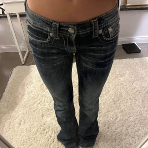 Miss me jeans🫶🏻 - Intressekoll på mina fina miss me jeans❤️❤️Dom är lite slitna längst ner men kommer inte till användning så skriv gärna om ni är intresserade😚🫶🏻🫶🏻 