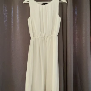 Skolavslutning/studentklänning - Perfekt klänning till skolavslutning/student, ifrån lindex använd 1-2 gånger så mycket bra skick❣️