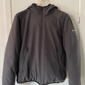 Colmar Jacka - En Colmar dunjacka. Använd sparsamt, inga större defekter. Hör gärna av dig vid frågor!