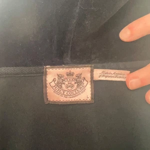 Juicy Couture kofta - Säljer denna kofta juicy i storlek L, skulle dock säga att den snarare passar XS/S❤️Väldigt mörkblå, nästan svart💁‍♀️Obs! Några färggläckar vid händerna, se bilder💚