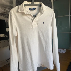 Ralph Lauren rugbytröja - Stilren rugbytröja från Ralph Lauren. Otroligt bra skick. Skriv om ni vill ha fler bilder😀