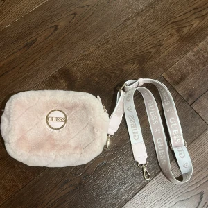 Guess väska - Super gullig väska från GUESS som är äkta och är köpt i Guess butiken i Florida!!💕 Väskan är typ helt ny och är använd typ 2-3 gången. Jag köpte väskan för 800 och säljer för 500 och minst för 350