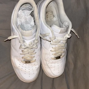 Air Force 1 low storlek 45 - Riktigt feta Air Forces. Köpta för nått år sedan. Använda en månad Max. Har nu suttit på en hylla.