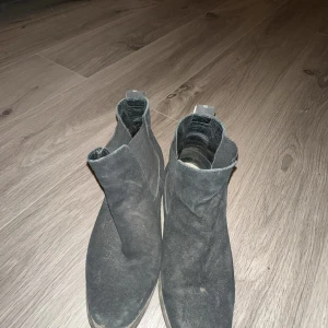 tiger of sweden skor - skor med liten klack, dom är väldigt smutsiga men i övrigt fint skick