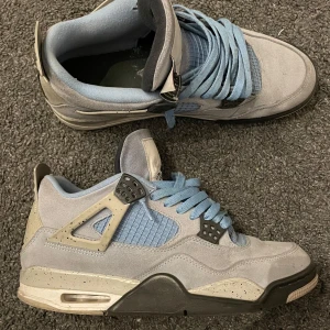 Jordan 4 UNC - Ganska använda, därför det låga priset. Oavsett, funkar utmärkt till hösten/ vintern. Hör gärna av dig vid frågor 🙏👌