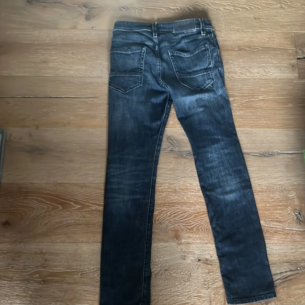 Storlek 27/30. Bra skick och använd få tal gånger.. Jeans & Byxor.