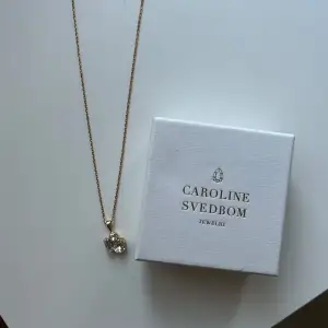 säljer mitt fina caroline svedbom halsband som är i nyskick ! Skickas i asken som jag fick när jag köpte den 🩷