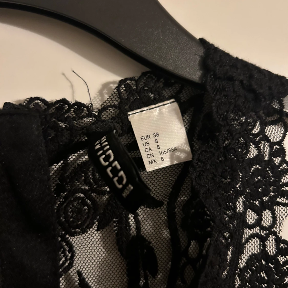 Svart kort spets klänning - 91