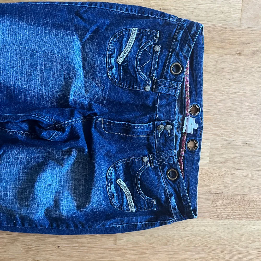 Snygga utsvängda jeans slitna men funkar perfekt. Jeans & Byxor.