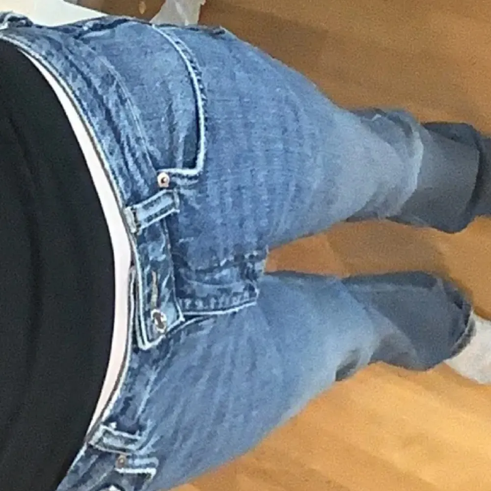 Mörkblå bootcut jeans som är skitsnygga från gina lite slitna men inte så gamla.. Jeans & Byxor.