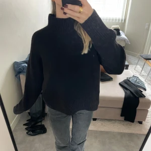  & Others Stories stickad kofta  - Stickad tröja från & other stories. Storlek M. 