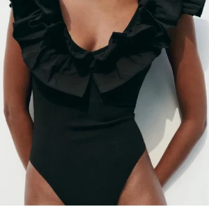 Body - Volangbody från Zara, fint skick. Storlek S.