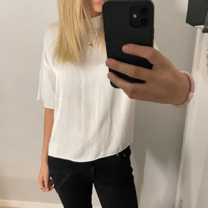 Fin topp  - intressekol, kom gärna med bud, seriösa bud, jätte skön tröja från zara i silkes material! 💕