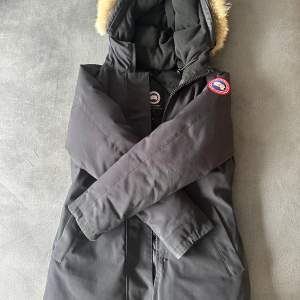 Canada Goose Victoria Parka modell med unik päls, storlek S, färg: Navy (mörkblå). Väldigt skonsamt använd, enbart små missfärgningar över dragkedja vid fickor men inget som syns tydligt. 