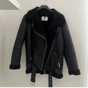 Pilot jacka - Skitsnygg jacka med fluff, storlek xs men är lite overzise💕