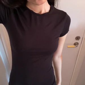 T-shirt från Gina - Jättefin kortärmad tajt T-shirt från Gina💕