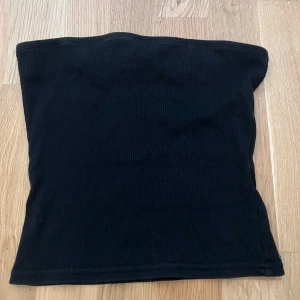 Svart croptop  - använd ett par gånger, bra skick 