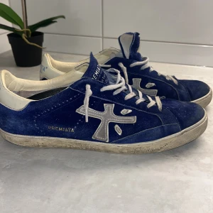 Premiata skor - Tja, säljer ett par feta premiatas! De är i ganska bra skick, men syns att de har varit använda. Annars är det bara lite smuts som går lätt bort👍 Går ner i pris vid snabb affär😃