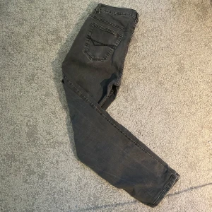 Gråa jeans - Säljer ett par gråa / washed straight leg jeans av märket park lane, storlek w33 l30. Plagget är använt, men i bra skick utan repor eller div skavanker!  Mått: Beninnerlängd- 76cm Total längd - 104cm Midja - 42 cm  Slim passform