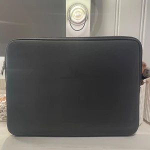 Grått datorfodral - Jättefint datorfodral, ganska tunnt men skyddar bra. Passar en vanlig Chromebook till skolan. Kan mäta om så behövs. Bra skick, inga fläckar. Den har två dragkedjor som möts